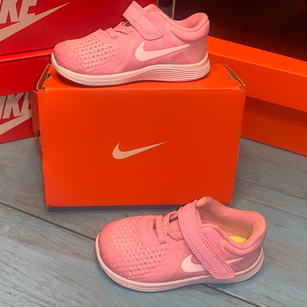 NWB LITTLE GIRLS NIKE REVOLUTION SHOES 943308 603